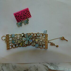 Betsey Johnson Enchanted Garden Flower Pearl Flower Leaves Bracelet (398)